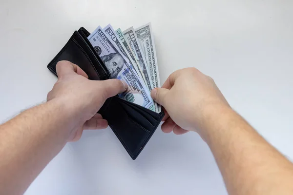 Мужчина Открывает Свой Бумажник Американской Долларовой Валютой Белом Столе — стоковое фото