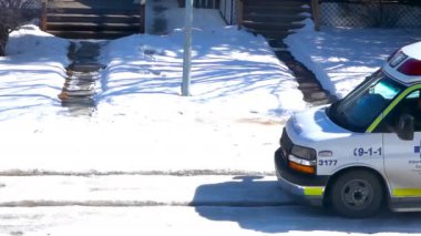 Calgary, Alberta, Kanada. 22 Aralık 2023. Kış zamanı bir ambulans geçiyor..
