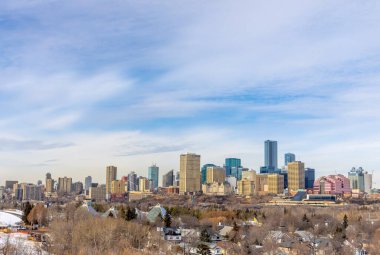 Edmonton, Alberta. 30-2023 arası. Sabah Edmonton şehir merkezinin silueti Muttart Konservatuvarı manzaralı..