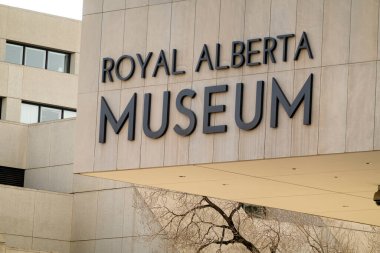 Edmonton, Alberta. 30-2023 arası. Royal Alberta Müzesi 'ne ya da RAM işaretine yakın bir yere. Edmonton, Alberta, Kanada 'da bir insan ve doğa tarihi müzesi..
