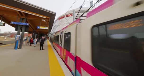 艾德蒙顿艾伯塔省2023年3月30日加拿大艾伯塔省埃德蒙顿市罗杰斯广场 Rogers Place 附近的埃德蒙顿公交轻轨车站 Edmonton Public Transit Rail Light Train — 图库视频影像