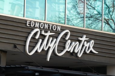 Edmonton, Alberta, Kanada. 3 Nisan 2023. Edmonton Şehir Merkezi giriş tabelası. Günlük yemek seçenekleri için yemek katı olan bir dükkan ve hizmet kompleksi..