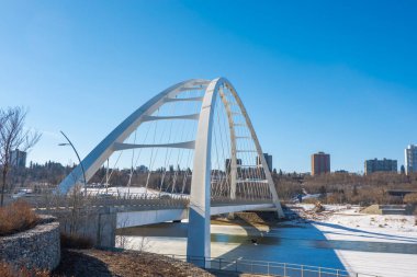 Edmonton, Alberta, Kanada. 3 Nisan 2023. Kış boyunca mavi gökyüzü ile Walterdale Köprüsü 'nün yan görüntüsü. Edmonton, Alberta' daki Kuzey Saskatchewan Nehri 'ndeki kemer köprüsünden geçiyor..