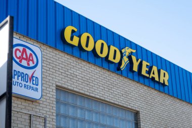 Edmonton, Alberta, Kanada. 3 Nisan 2023. Goodyear bölgesinin bir işareti. Yolcu araçları ve ticari kamyonlar için lastik üretimi..