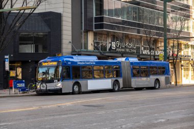 Edmonton, Alberta, Kanada. Nisan 04, 2023. Edmonton şehir merkezinde bir Edmonton Transit Servisi çifte otobüsü..