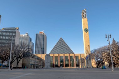 Edmonton, Alberta, Kanada. Nisan 04, 2023. Şehir merkezindeki Edmonton belediyesinin panoramik görüntüsü.