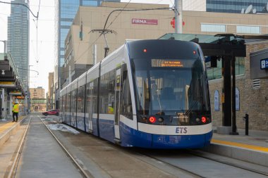 Edmonton, Alberta, Kanada. Nisan 04, 2023. Edmonton Ulaşım Hizmetleri Treni Edmonton şehir merkezinde..