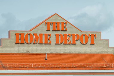 Calgary, Alberta, Kanada. Nisan 04, 2023. Bulutlu bir günde Home Depot tabelasına yakın çekim..