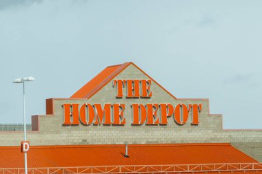 Calgary, Alberta, Kanada. Nisan 04, 2023. Bulutlu bir günde Home Depot tabelasına yakın çekim..