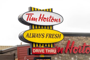 Calgary, Alberta, Kanada. Nisan 04, 2023. Tim Hortons, her zaman tazedir ve tabeladan geçer..