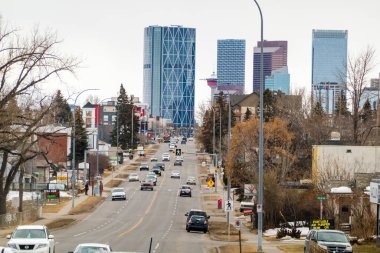 Calgary, Alberta, Kanada. Nisan 04, 2023. Calgary Gün boyunca Central Caddesi 'nin aşağısında.