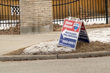 Calgary, Alberta, Kanada. Nisan 04, 2023. Bir REMAX açık ev tabelası. Konsept: Emlak Piyasası.