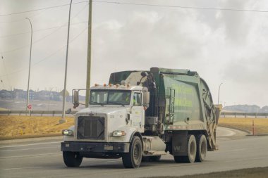 Calgary, Alberta, Kanada. Nisan 04, 2023. Yeşil bir çöp geri dönüşüm ve gübre kamyonu.