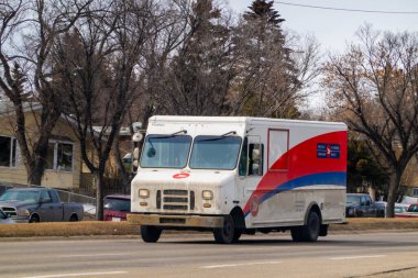 Calgary, Alberta, Kanada. Nisan 04, 2023. Sonbaharda beyaz bir Kanada posta kamyonu