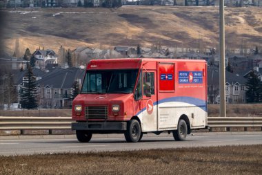 Calgary, Alberta, Kanada. Nisan 04, 2023. Sonbaharda Red Canada posta kamyonu.