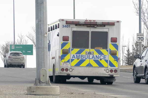 加拿大艾伯塔省卡尔加里 2023年4月4日 近旁街道上一辆救护车的后部 — 图库照片
