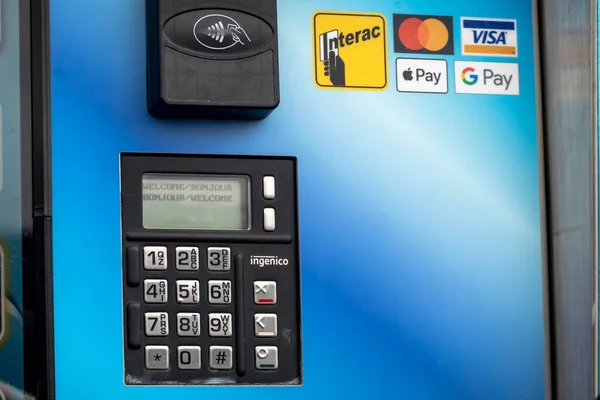 Калгарі Альберта Канада Apr 2023 Debit Credit Card Terminal Processing — стокове фото