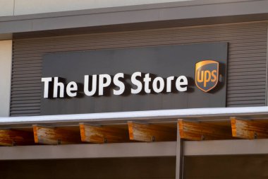 Calgary, Alberta, Kanada. Nisan 07, 2023. Bir UPS mağaza şube işareti.