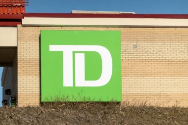 Calgary, Alberta, Kanada. Nisan 07, 2023. Bir TD Bank tabelasına yakın..