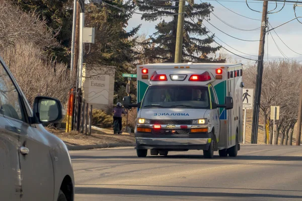 Calgary, Alberta, Kanada. Nisan 07, 2023. Işıklar açıkken yolda bir ambulans var..