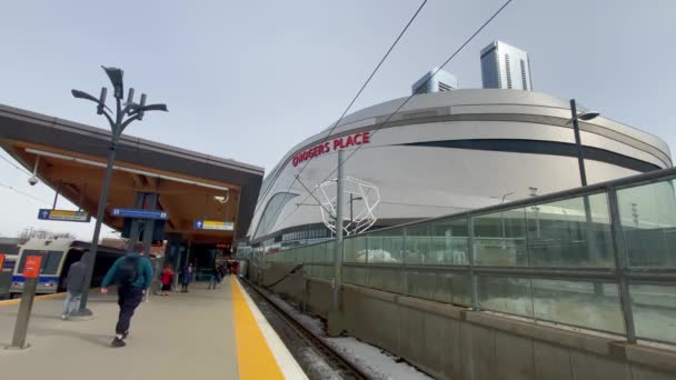 艾德蒙顿艾伯塔省2023年4月8日Ets火车站位于加拿大艾伯塔省埃德蒙顿市的罗杰斯广场 Rogers Place 一个多用途室内竞技场 — 图库视频影像