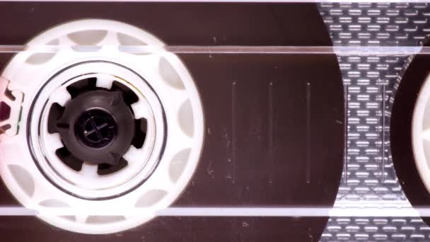 Eine Nahaufnahme Einer Versorgungsspule Mit Viel Magnetband Einer Audiokassette — Stockvideo