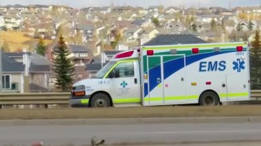 Calgary, Alberta, Kanada. 12 Nisan 2023. Alberta Sağlık Hizmetleri Ambulansı yolda.