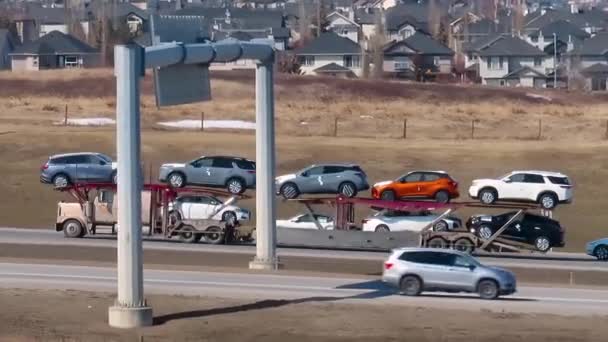 Calgary Alberta Kanada Kwi 2023 Przyczepa Samochodowa Autostradzie Pełni Załadowana — Wideo stockowe