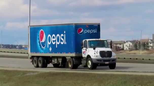 加拿大艾伯塔省卡尔加里 2023年4月12日一辆百事可乐卡车在路上抛锚 — 图库视频影像