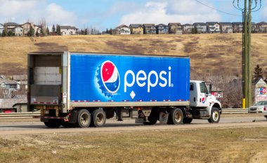 Calgary, Alberta, Kanada. 12 Nisan 2023. Devlet okulunda çocukların oynadığı bir oyun parkı..