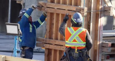 Edmonton, Alberta, Kanada. 12 Nisan 2023. İnşaat işçileri kış boyunca beton döşeme işi yapıyorlar.