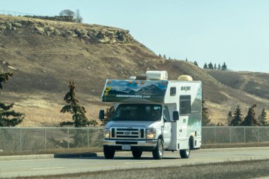 Calgary, Alberta, Kanada. 15 Nisan 2023. Bir Cruise Canada kompakt birimi karavan kamyonu içeriyordu..