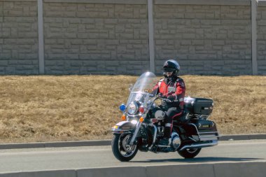 Calgary, Alberta, Kanada. 15 Nisan 2023. Baharın başında motosiklet süren bir polis memuru.