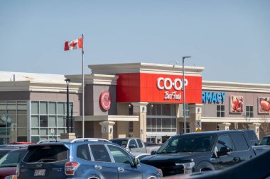 Calgary, Alberta, Kanada. 15 Nisan 2023. Bir CO-OP marketinin yeri.