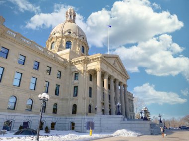 Alberta Yasama Binası 'nın sağ tarafı, Alberta Yasama Meclisi ve Alberta İcra Kurulu Kanada' daki Ledge 'i de çağırır..