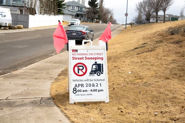 Calgary Alberta Kanada Kwietnia 2023 Znak Tekstem Parking Street Zamiatanie — Zdjęcie stockowe