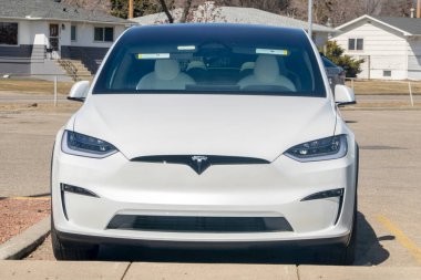 Calgary, Alberta, Kanada. 24 Nisan 2023. Tesla Model X Car 'ın ön görüntüsü
