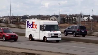 Calgary, Alberta, Kanada. 26 Nisan 2023. Yolda bir Fedex Ekspres Nakliye Aracı var..