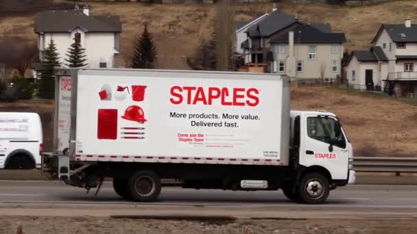 加拿大艾伯塔省卡尔加里 2023年4月26日一家美国零售公司的主营卡车 提供旨在支持工作和学习的产品和服务 — 图库视频影像