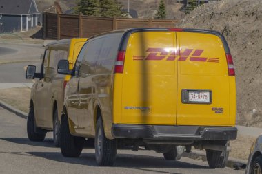 Calgary, Alberta, Kanada. 30 Nisan 2023. Yolun kenarına park etmiş bir çift DHL kamyonet..