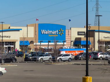 Calgary, Alberta, Kanada. 30 Nisan 2023. Güneşli bir günde bir Walmart mağazası