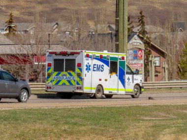 Calgary, Alberta, Kanada. 1 Mayıs 2023. Baharın ilk günü yolda bir ambulans..
