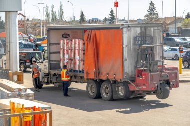 Calgary, Alberta. Kanada mı? 4 Mayıs 2023. Bir Kanada Nakliye Servisi Kamyonu bir Home Depot 'ta inşaat malzemeleri teslim ediyor..