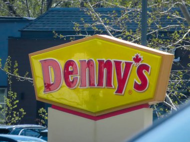 Okotoks, Alberta, Kanada. 7 Mayıs 2023. McDonalds 'ın fast food lokantası tabelasına yakın..
