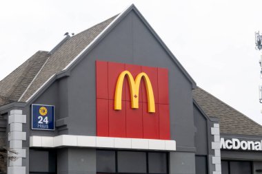 Calgary, Alberta, Kanada. 9 Mayıs 2023. McDonald 's restoranının giriş tabelası..