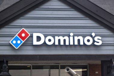 Calgary, Alberta, Kanada. 17 Mayıs 2023. Dominos Pizza restoranının girişi..