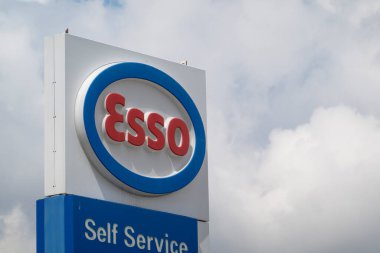 Calgary, Alberta, Kanada. 9 Mayıs 2023. Bulutlu bir günde Esso Benzin İstasyonu tabelası.