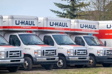 Calgary, Alberta, Kanada. 11 Mayıs 2023. U-Haul kamyonları ilkbaharda park etmiş..