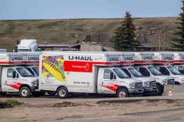 Calgary, Alberta, Kanada. 11 Mayıs 2023. Bir depoya park etmiş birkaç U-Haul kamyonunun yan görüntüsü..