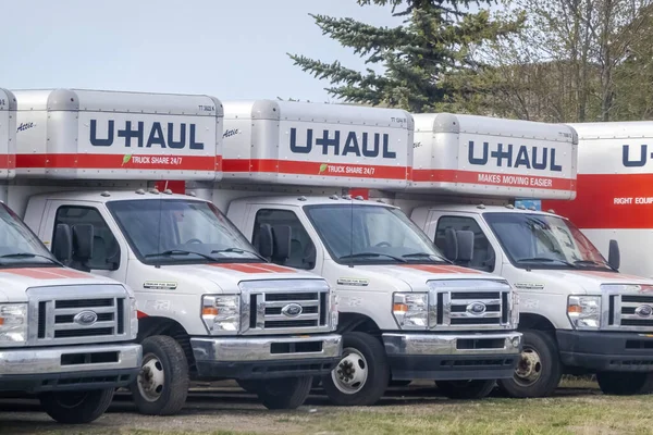 Calgary, Alberta, Kanada. 11 Mayıs 2023. U-Haul kamyonları ilkbaharda park etmiş..
